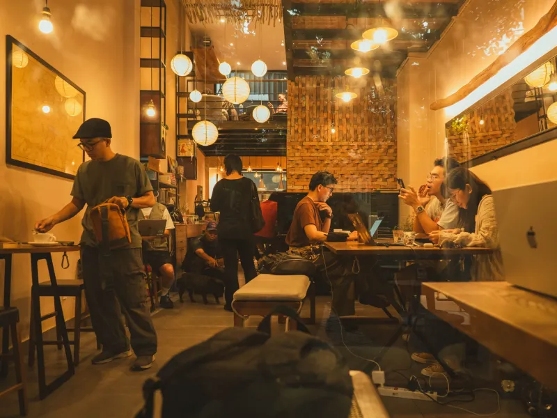 Small Rooms, Big Voices: Why a 300-Member Forum Beats a Million-Member Group Every Time